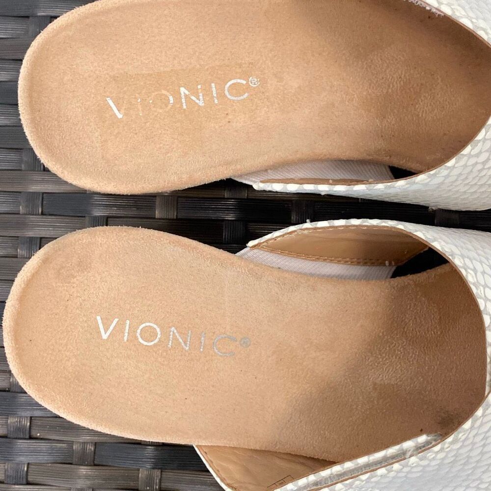 Vionic Leticia lizard, sandals, women’s size 7.5 - Picture 3 of 7